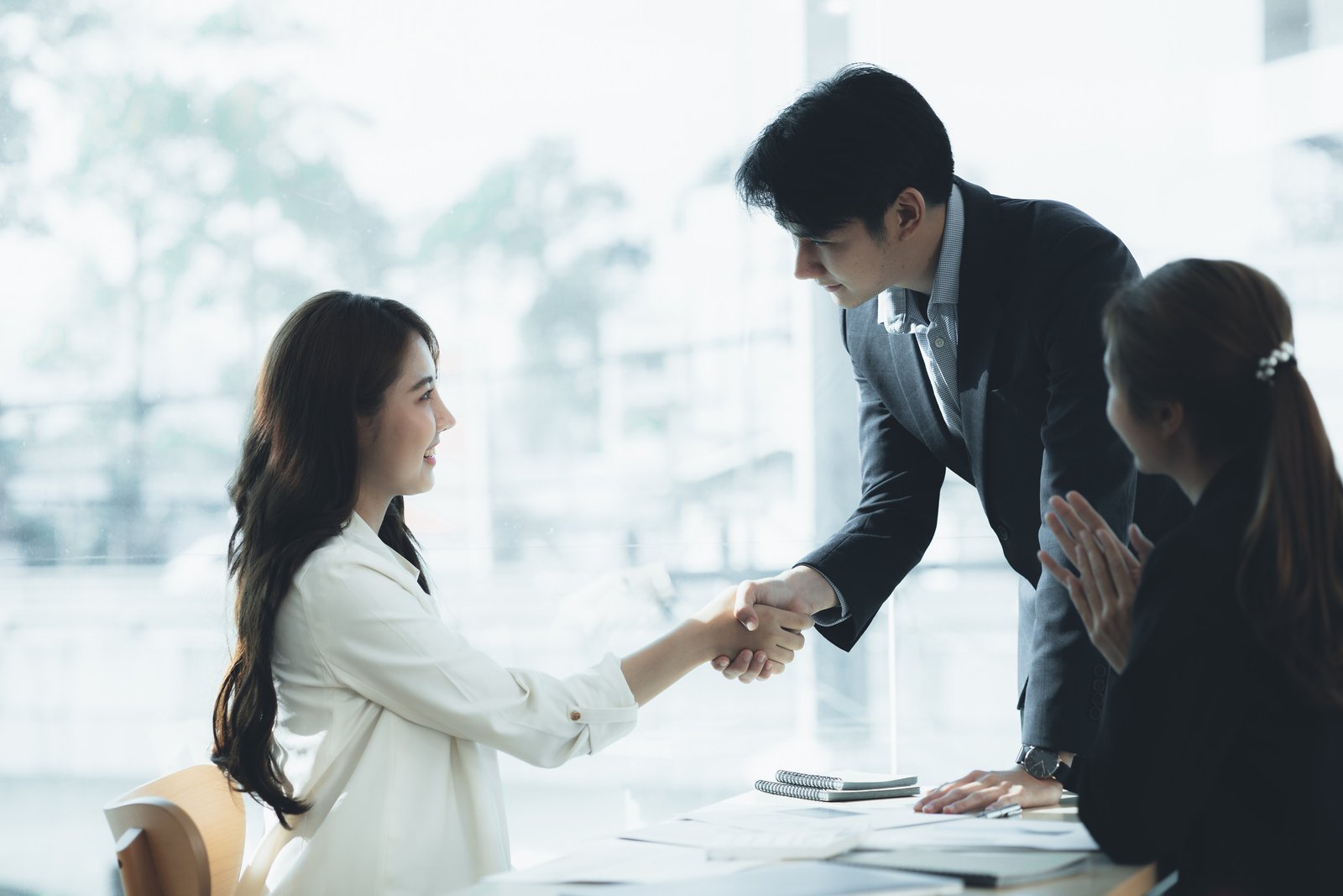 Business dealings and handshakes, startup company marketing team meetings, brainstorming sessions for implementation planning, management by new generations. The idea of opening a startup company.